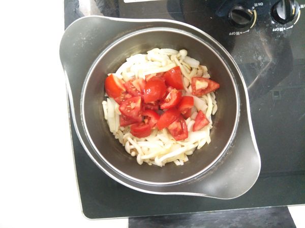 再加入蕃茄塊一起炒，讓蕃茄均勻地沾到油脂，釋放出茄紅素。
