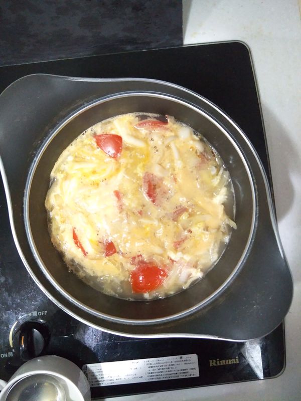 炒至蕃茄塊稍軟，到入適量開水，蓋過食材高度即可，煮滾後淋上蛋液，並加入鹽及胡椒粉調味。