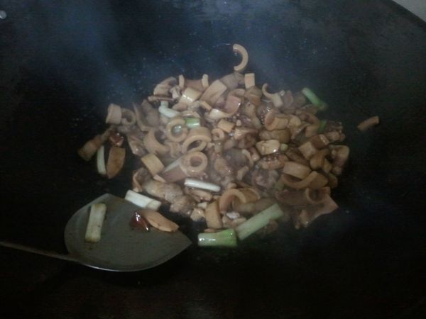 步驟3將蔥白和乾魷魚炒香.加點黑醋.提位