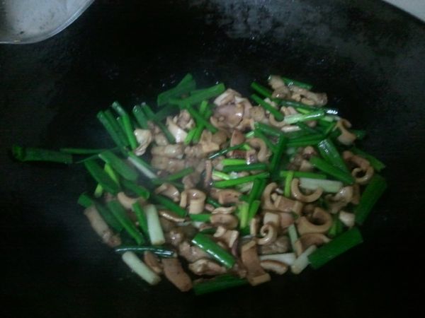 步驟4再加入剩下的蔥斷炒香.就完成了...
