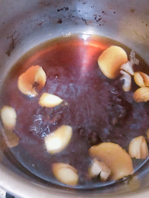 日式醬油+蒜頭三個+薑片三片+水+冰糖

（試味道）要放涼喔！！！！
顏色要稍微深一點不然顏色會很淡
如果使用壽喜燒醬的話糖可不放