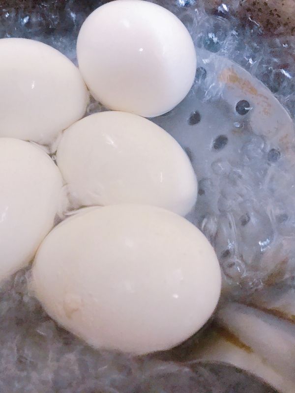 使用超市雞蛋，傳統市場的蛋要洗乾淨
（我還是覺得用超市的比較好一點），

如果雞蛋是冰的要放到不冰～

取一大鍋水， 滾水 後 拿勺子輕放入雞蛋 ，

計時6分鐘！！！

一定要計時喔！！我都用碼錶不然會太生或太熟