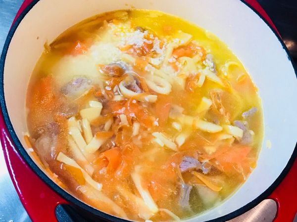 將白米倒入鍋中，加入適當的水攪拌均勻。
等水滾即可轉中小火，蓋上鍋蓋，不時打開攪拌防止鍋底燒焦
（生米煮熟需要很多水，請酌量使用）