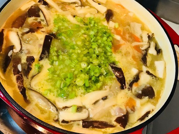 白米煮成熟飯後，即可加入香菇與芹菜，鹽巴與胡椒鹽也在此調味，攪拌均勻，蓋上蓋子燜煮5分鐘即可完成✅