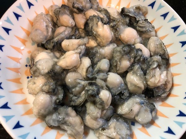 鮮蚵撈起後備用。