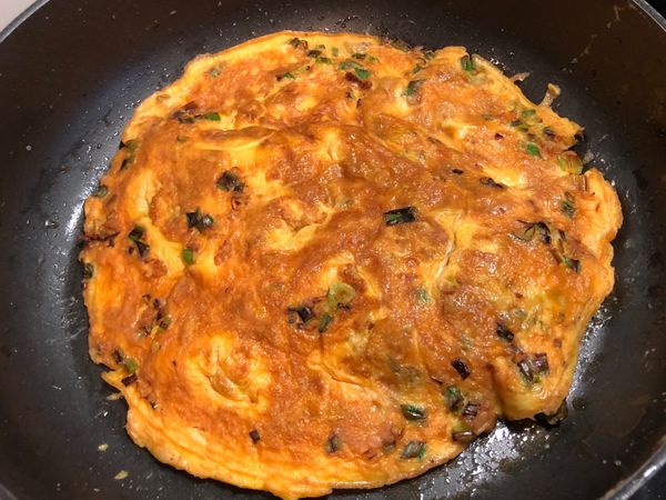 將蛋翻面續煎至香即可。