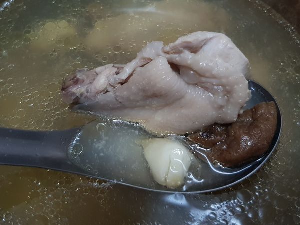 雞翅川湯

老菜脯切段
蒜頭帶皮
雞翅一起丟入內鍋

外鍋2杯水
跳起來即可調味

老菜脯本身有鹹
先試試看鹹度在加鹽喔～