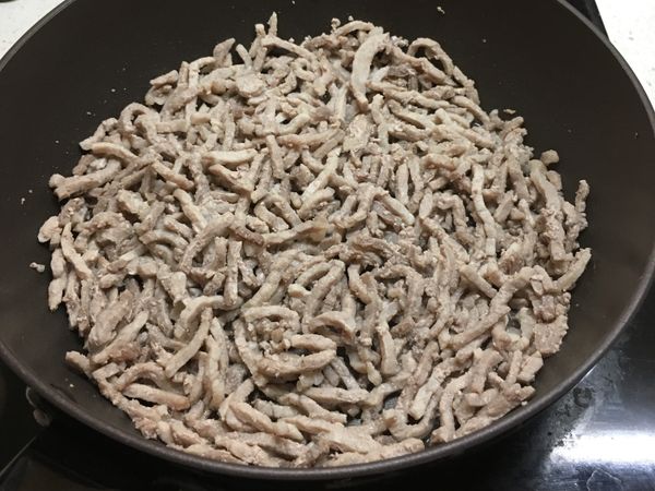 乾鍋中火炒肉絲-炒出香味為止（需要耐心喲）