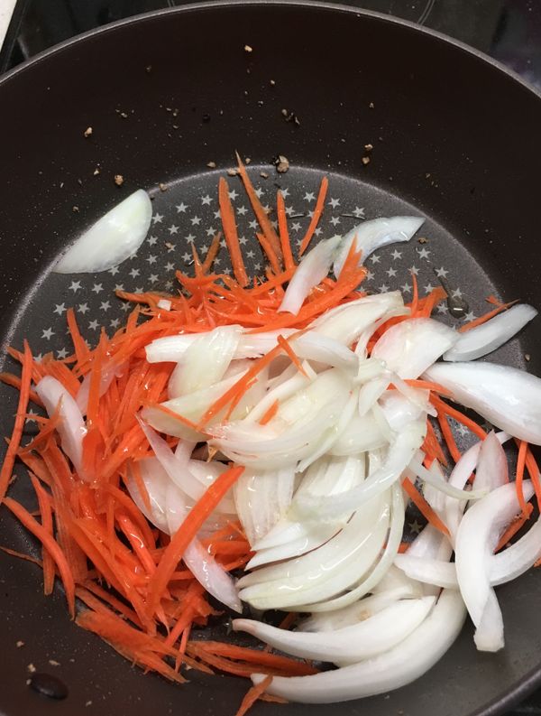 加油、洋蔥絲、紅蘿蔔絲中大火炒軟炒香