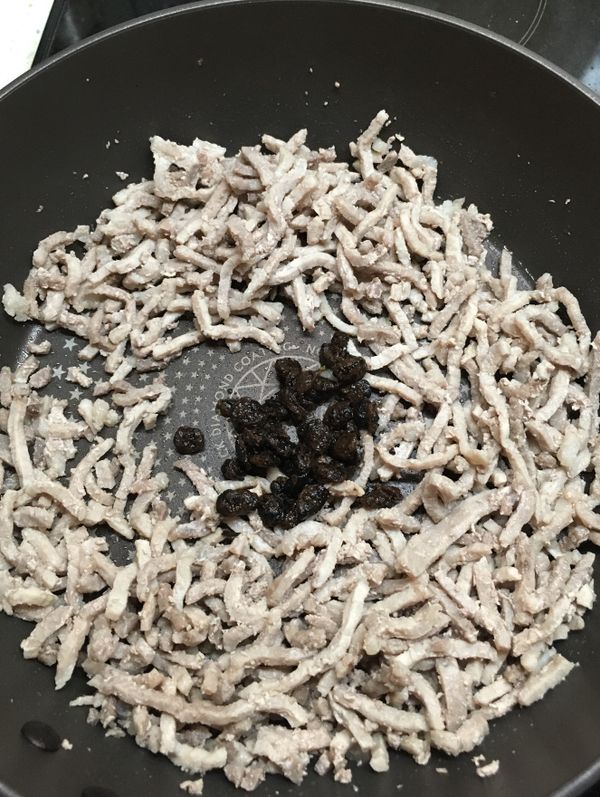 炒香加入豆鼓拌炒，取出備用