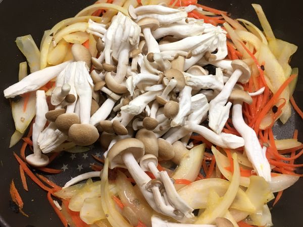 加入菇類拌炒至軟、香味出來喲