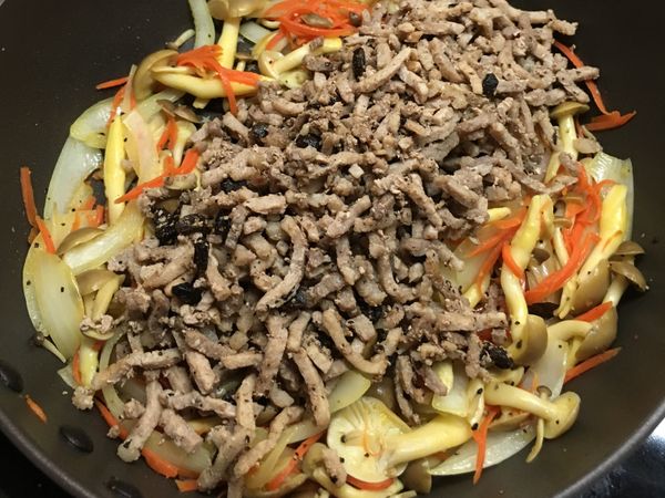 將肉絲加入拌炒