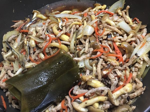 加入全部醬汁（醬油、水、味晽）轉小火蓋鍋蓋至滾！（我用昆布高湯及丁香魚）