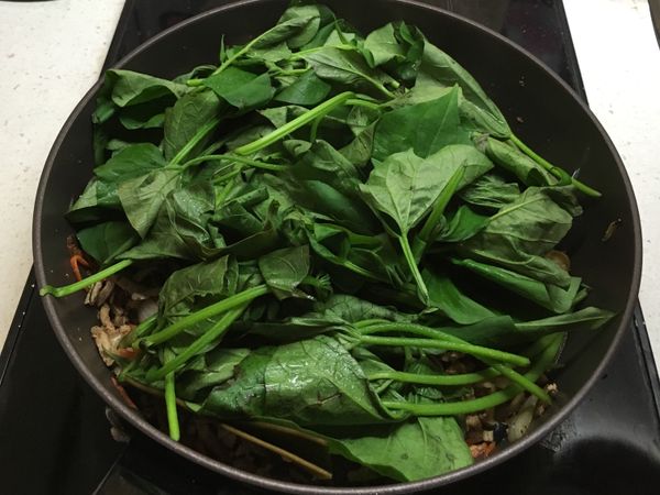 湯汁滾後加入葉菜類蓋鍋蓋，小火滾5-10分鐘，稍微收乾後試吃ok即可！