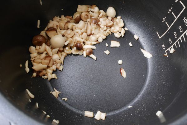 續拌炒至水份蒸發，按「保溫/取銷」鍵。