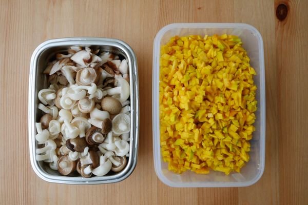 南瓜切0.5公分小丁，綜合菇切1公分丁。