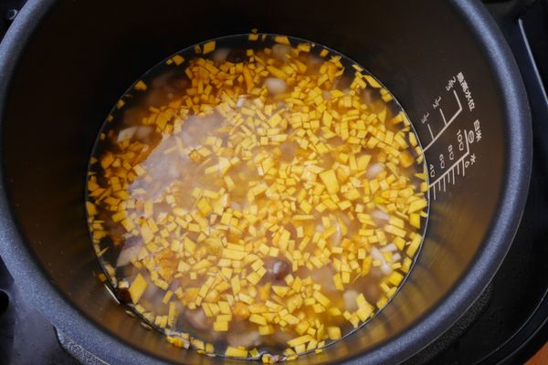 倒入南瓜、五穀米及水拌均勻。合蓋上鎖選擇「煮粥」模式，調整「壓力值」至70KPA，按「開始烹飪」。