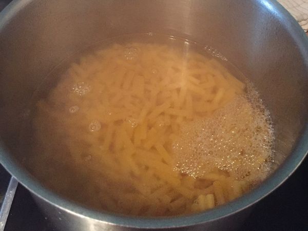 先煮沸一鍋水，下點鹽煮熟通心粉，煮大約14分鐘。