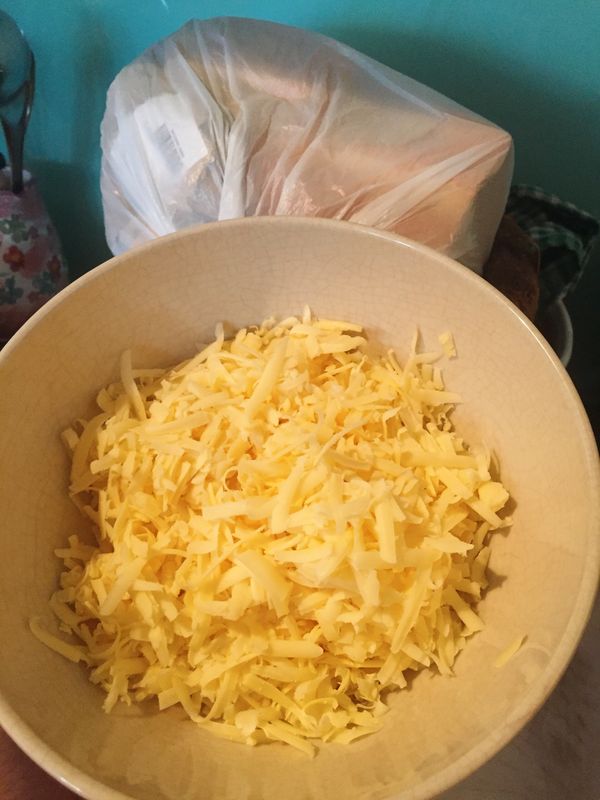 刨芝士備用。