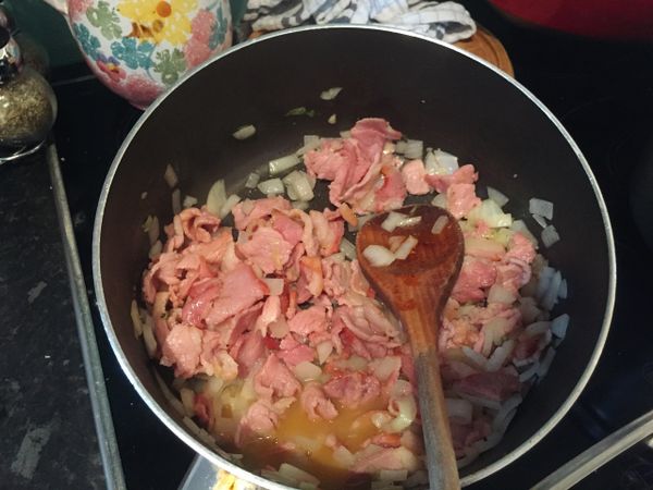 把培根和洋蔥(optional)放在一起煮。