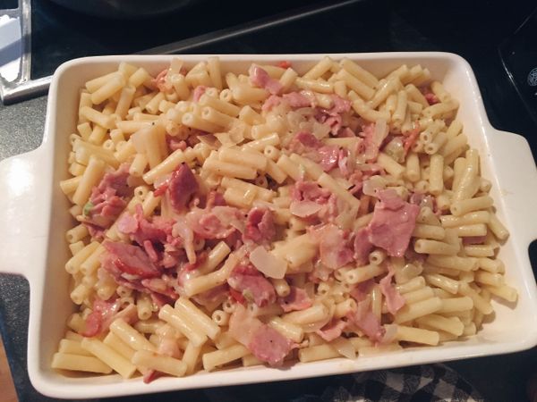 再混入煮熟了的通心粉。