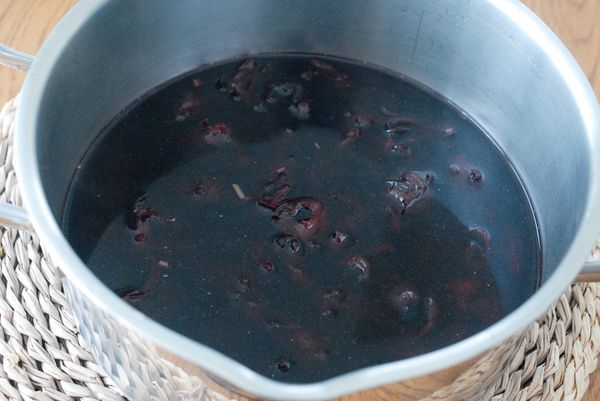 將600毫升水煮沸，然後下砂糖和洛神花，用中小火煮15分鐘，然後倒出備用