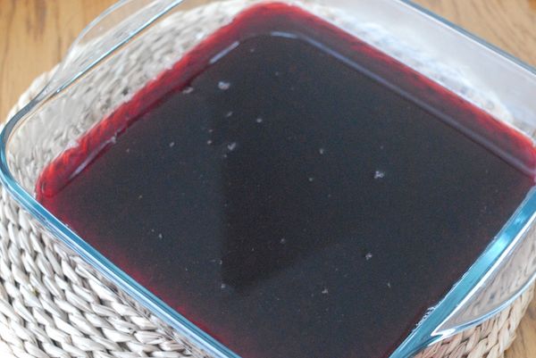 將吉利丁溶液倒入洛神花茶內，拌勻，再倒入容器內，待涼後放入冰箱約三個小時