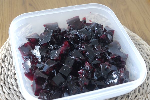 將果凍隨意切小塊，放入容器內