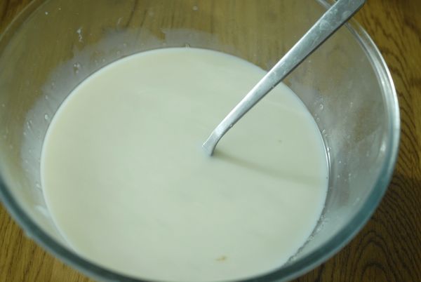 將水煮沸，下糖(如用椰奶），然後下煉乳(或椰奶)，再加入吉利丁溶液，快速拌勻，待涼