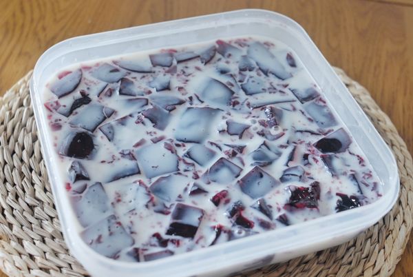 然後倒入步驟4的果凍內，再放入冰箱至凝固，切件享用