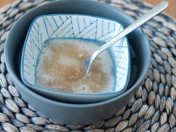 用三大匙開水與吉利丁粉拌勻，再放在一碗熱水內座溶