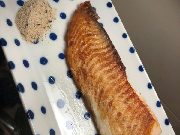 鯛魚片擦乾
油鍋下魚片，小火煎至變色，一次翻面
呈盤加胡椒粉即可