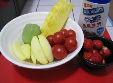 先準備鷹牌煉奶+各種水果(今天是草莓.鳳梨.聖女番茄.奇異果.蘋果)適量