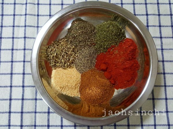 ✅準備
➡️雞腿洗乾淨，擦乾
➡️將所有香料粉全部攪拌均勻，分一半