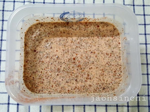 ➡️把優酪乳倒進其中一半的香料裡面，攪拌均勻