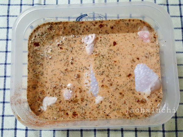 ➡️雞腿放進去醃製，放冰箱一個晚上