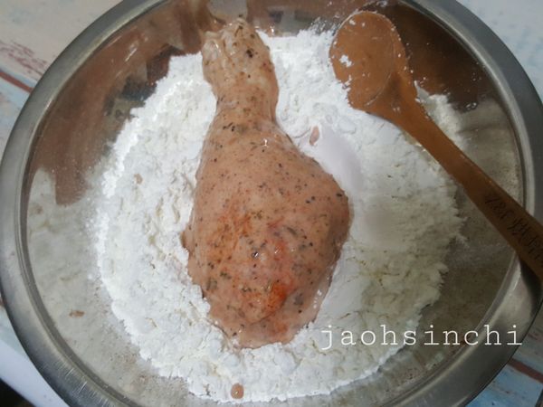 ✅做法
➡️雞腿先沾純麵粉，在沾加香料的麵粉。（兩次裹粉）