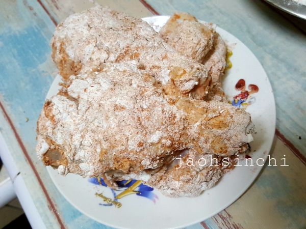 ➡️裹好兩次粉的雞腿，靜置一會，反潮。。