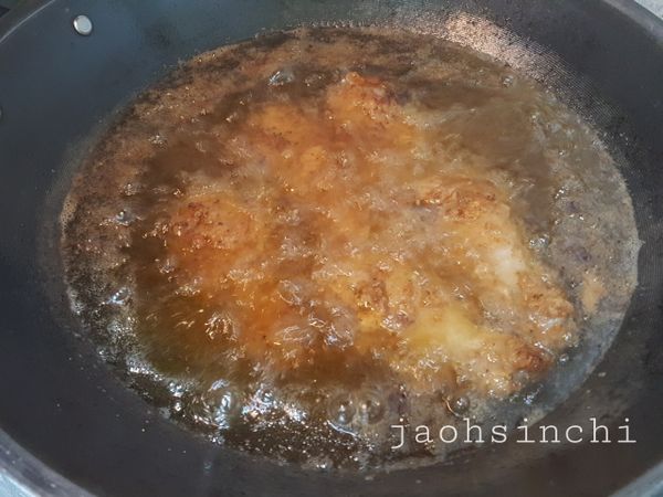 ➡️大火油鍋熱了以後，轉中小火，把雞腿放下去炸到熟，把雞腿撈起。