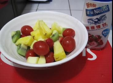 將所有水果混合用大碗混合