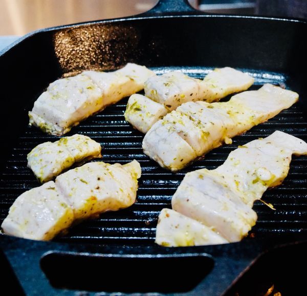 將薩塔粉(Za’atar)、蒜末、檸檬汁、鹽與橄欖油混合後，均勻地塗抹在魚肉上。將魚烤熟即可!