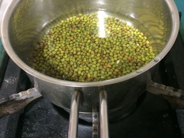 把綠豆倒入鍋中，加入約1.5倍的水淹過綠豆。