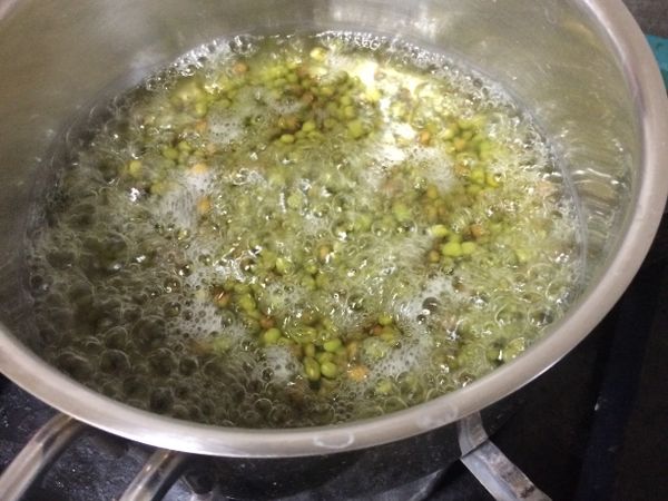水滾後將水倒除，再次加入等量冷水繼續煮，煮滾後轉小火蓋上鍋蓋煮至綠豆熟透。