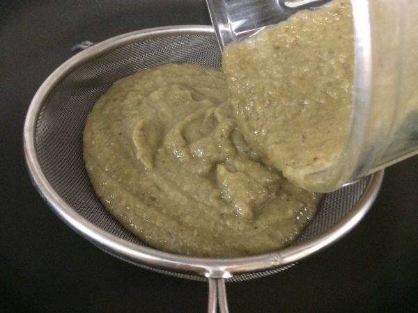 把綠豆倒入果汁機內打成泥，再用濾網過篩把綠豆皮給去除。