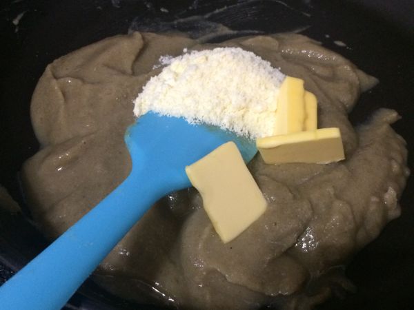 將綠豆沙倒入平底鍋內加入奶粉及奶油，開小火翻炒。（需花點時間耐心翻拌底部才不會燒焦）
