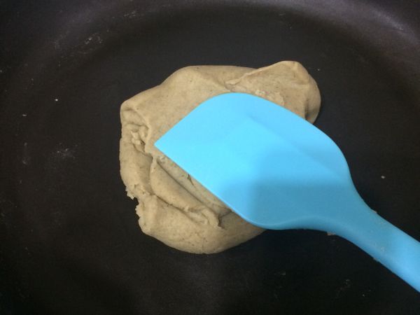 翻炒至豆沙成團即可。