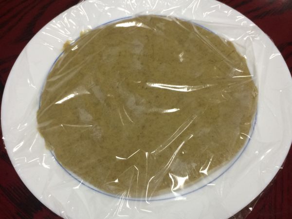 將豆沙移至淺盤中蓋上保鮮膜，放入冰箱冷藏備用。