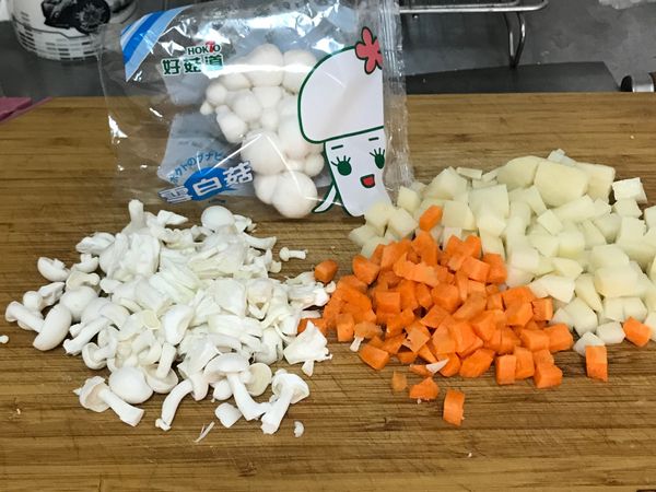 將胡蘿蔔、馬鈴薯、雪白菇切丁