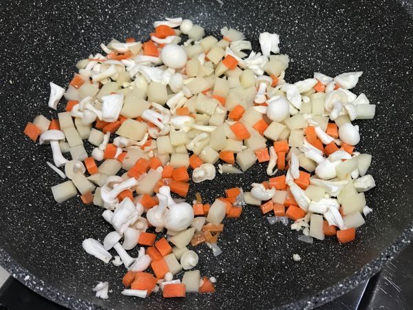 加一匙油熱鍋，下切丁的蔬菜翻炒(可直接用電鍋 ,請看步驟6)