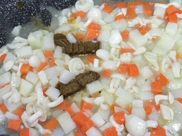 收汁後，加入切碎的咖喱塊攪拌均勻